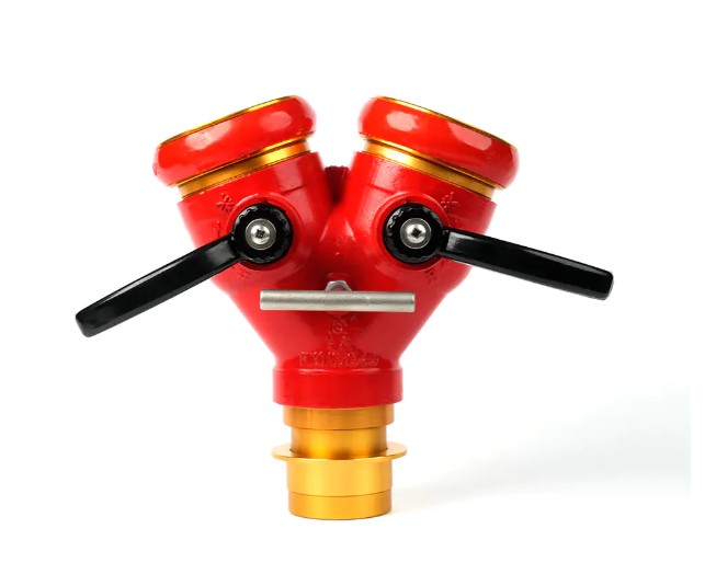 Cad iad na buntáistí a bhaineann le dáileoir píobáin dóiteáin dhá bhealach a ghlasáil i gcásanna ardfhoirgníochta agus troid dóiteáin foraoise?